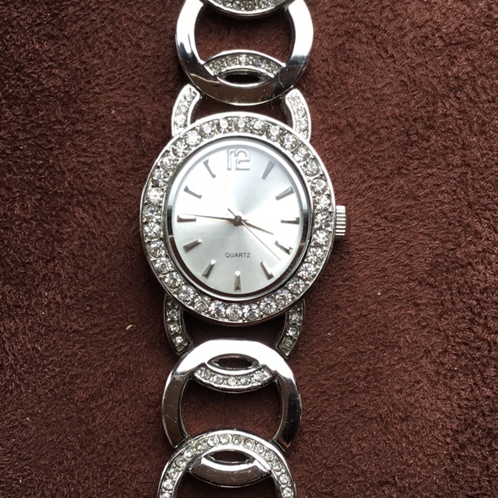 Quartz’s Oval Face Watch With Rhinestones